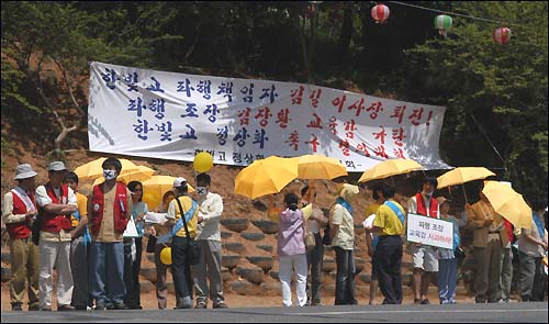 한빛고 학생과 학부모들은 5월 2일 윤덕홍 교육부장관의 광주 방문에 맞춰 시위를 벌였다. 